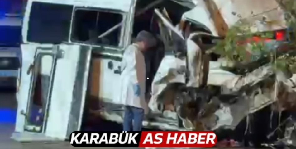 MİNİBÜS ÖNCE TRAFİK LEVHASINA SONRA AĞACA ÇARPTI: 6 YARALI